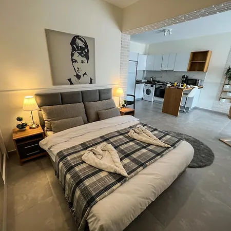 Lazy Weekend Iona In Caesar Blue Resort, Lunch 4pm, Super Gym, Sauna, Heated Swimming Pool, Jacuzzi *