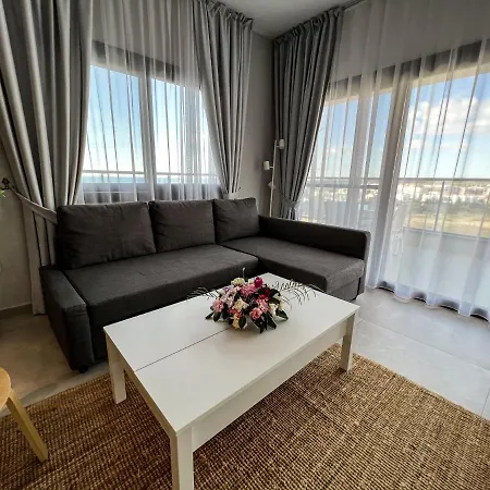 Lazy Weekend Iona In Caesar Blue Resort, Lunch 4pm, Super Gym, Sauna, Heated Swimming Pool, Jacuzzi Apartament