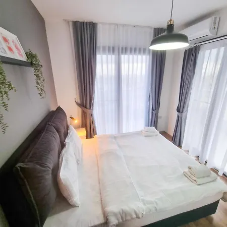 Lazy Weekend Iona In Caesar Blue Resort, Lunch Till 4pm, Super Gym, Sauna, Heated Swimming Pool, Jacuzzi Apartment *