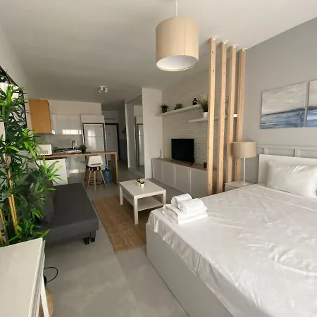 Lazy Weekend Iona In Caesar Blue Resort, Lunch 4pm, Super Gym, Sauna, Heated Swimming Pool, Jacuzzi Apartament Gastria