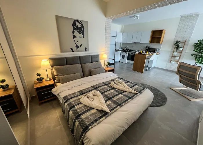 Lazy Weekend Iona In Caesar Blue Resort, Lunch 4pm, Super Gym, Sauna, Heated Swimming Pool, Jacuzzi *