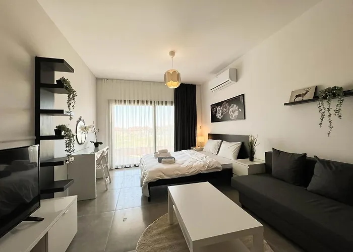 Lazy Weekend Iona In Caesar Blue Resort, Lunch 4pm, Super Gym, Sauna, Heated Swimming Pool, Jacuzzi *