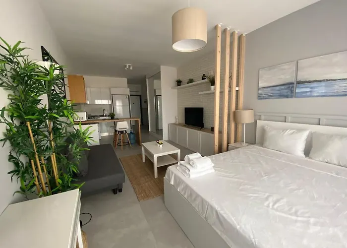 Lazy Weekend Iona In Caesar Blue Resort, Lunch 4pm, Super Gym, Sauna, Heated Swimming Pool, Jacuzzi Lägenhet Gastria